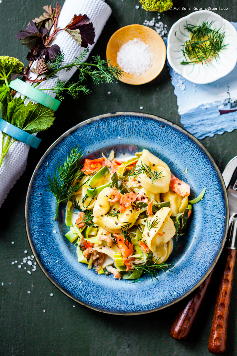 Norwegische One-Pan Pasta mit Lachs, Krabben und Dill in Weisswein-Sahne | GourmetGuerilla.de
