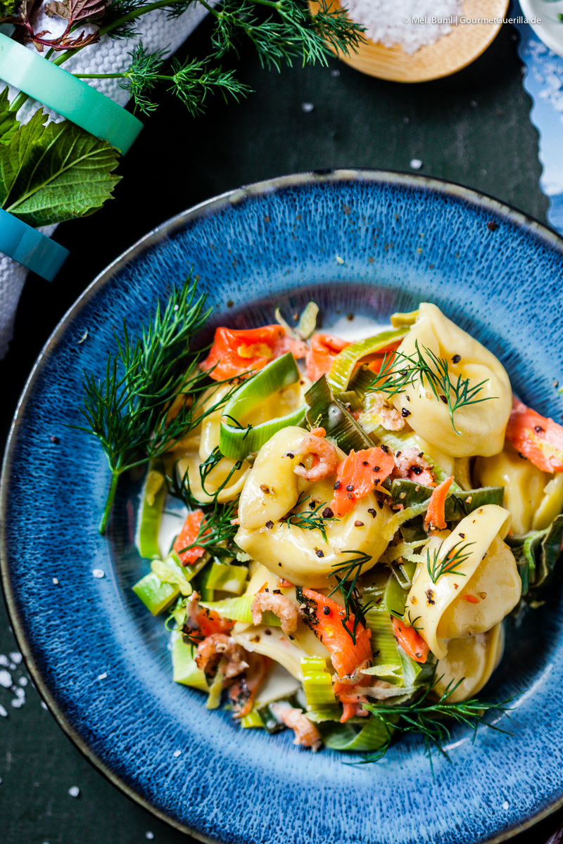 Norwegische One-Pan Pasta mit Lachs, Krabben und Dill in Weisswein-Sahne | GourmetGuerilla.de