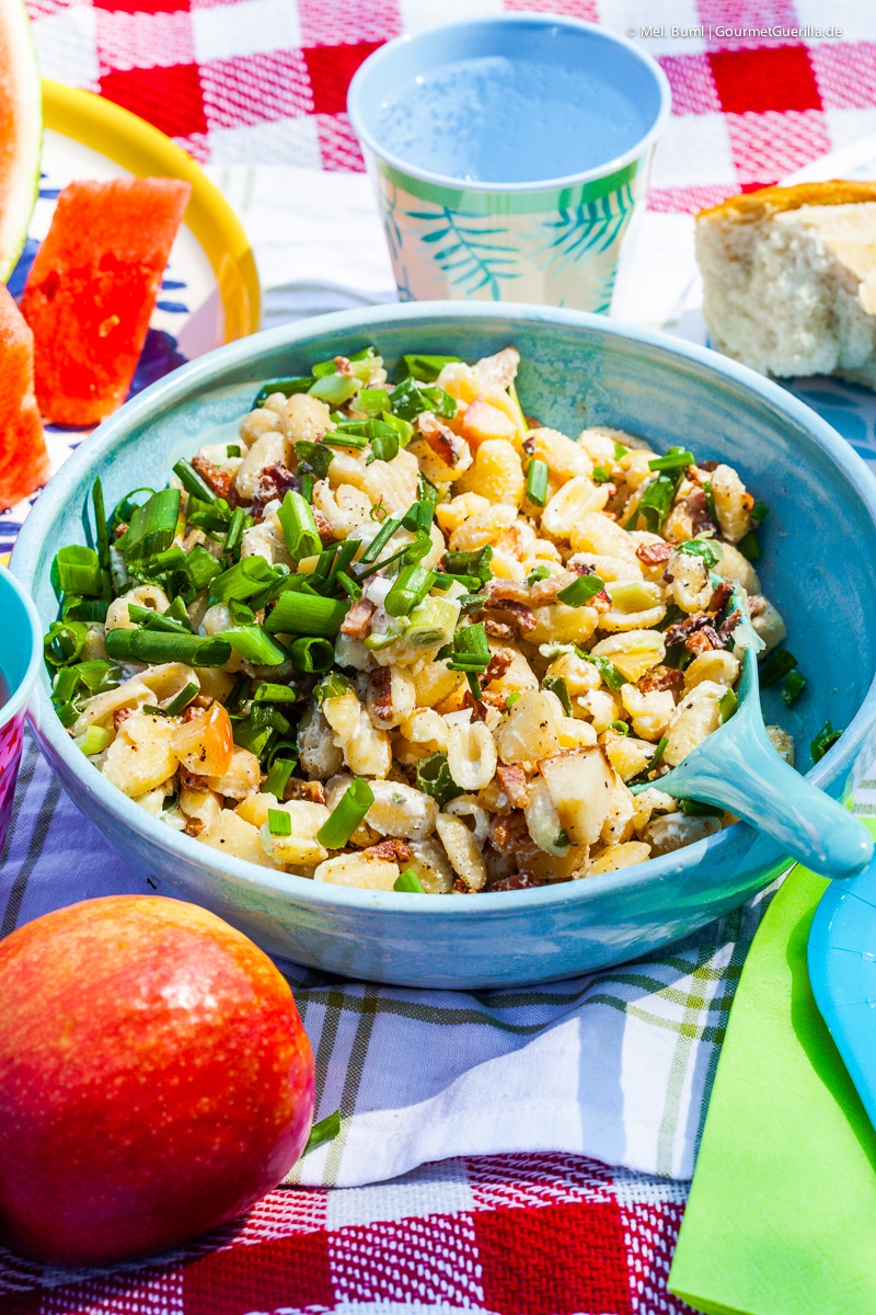 Nudelsalat mit Apfel, Bacon und Ziegenfrischkäse- Dressing | GourmetGuerilla.de