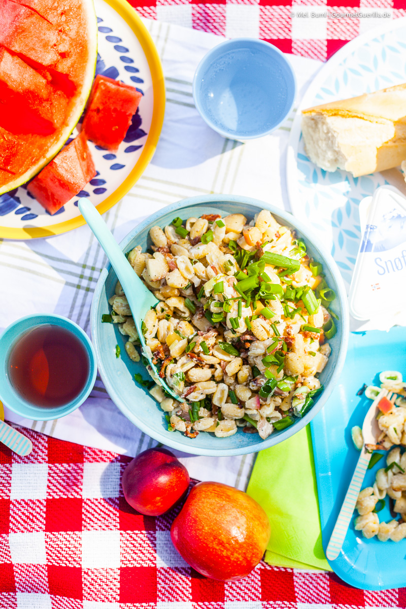 Nudelsalat mit Apfel, Bacon und Ziegenfrischkäse- Dressing | GourmetGuerilla.de