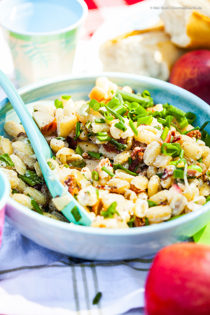 Nudelsalat mit Apfel, Bacon und Ziegenfrischkäse- Dressing | GourmetGuerilla.de