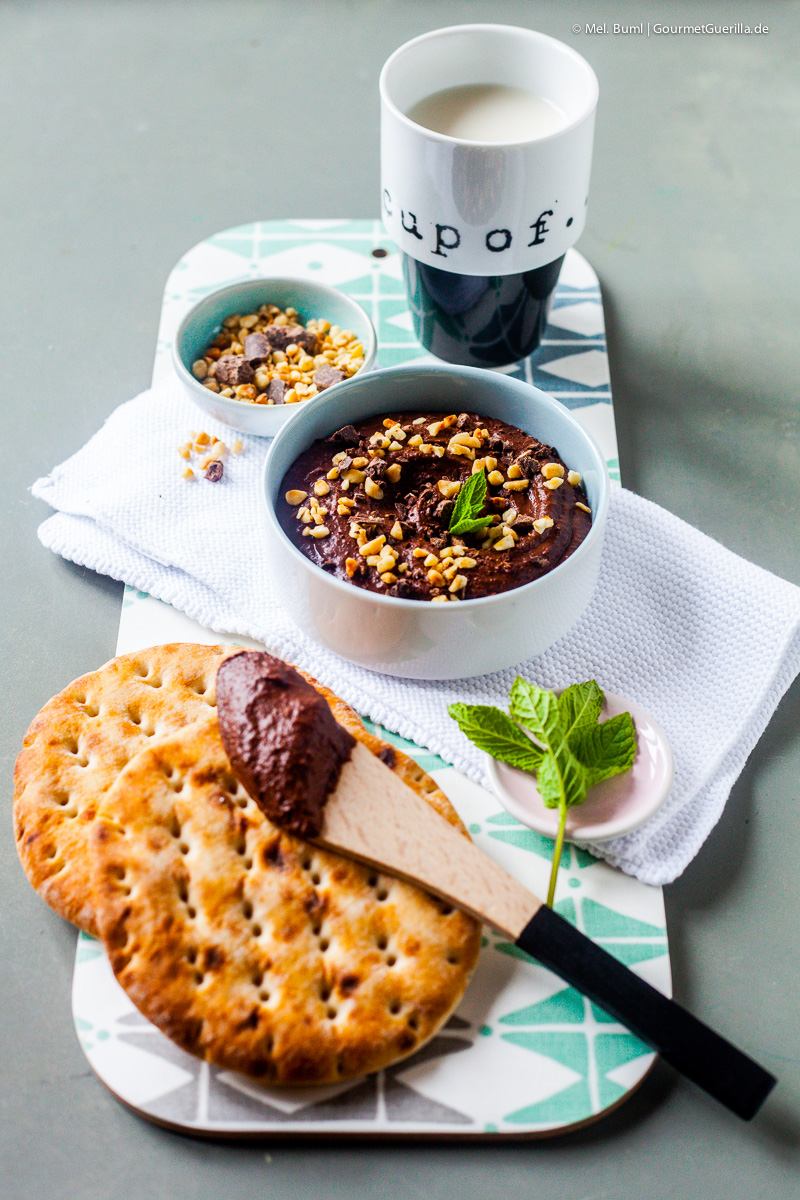 Schokoladen-Hummus mit Haselnüssen und Schokosplittern | GourmetGuerilla.de