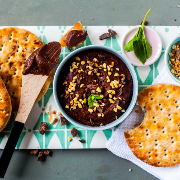 Schokoladen-Hummus mit Haselnüssen und Schokosplittern | GourmetGuerilla.de