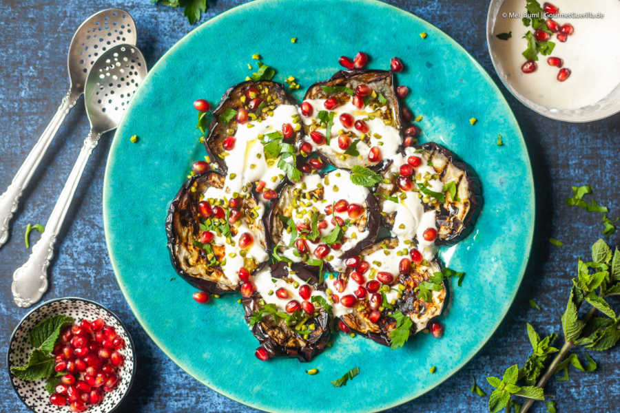 Gegrillte Auberginen 1001 Nacht mit Sesam-Soße, Granantapfel und Pistazien | GourmetGuerilla.de