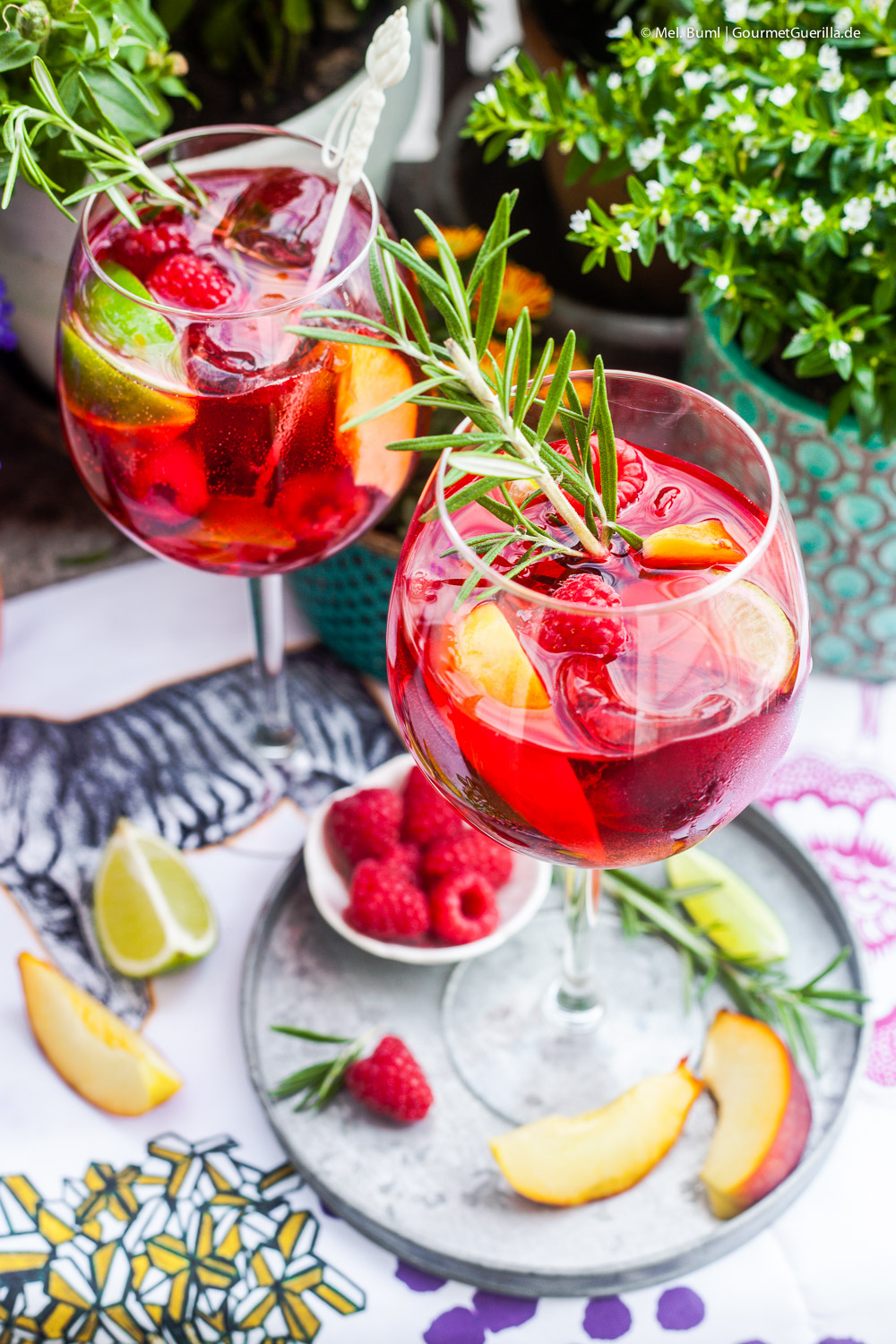 Hibiskus-infused Himbeersecco-Punch mit Pfirsich und Rosmarin | GourmetGuerilla.de