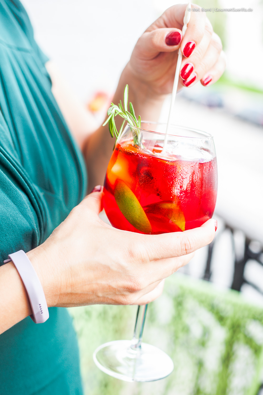 Hibiskus-infused Himbeersecco-Punch mit Pfirsich und Rosmarin | GourmetGuerilla.de