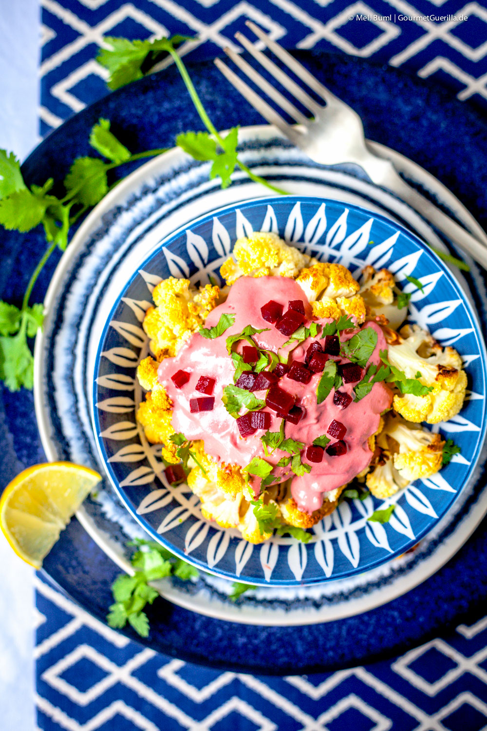 Im Ofen gebackener Blumenkohl mit Pretty Pink Tahina Sauce | GourmetGuerilla.de