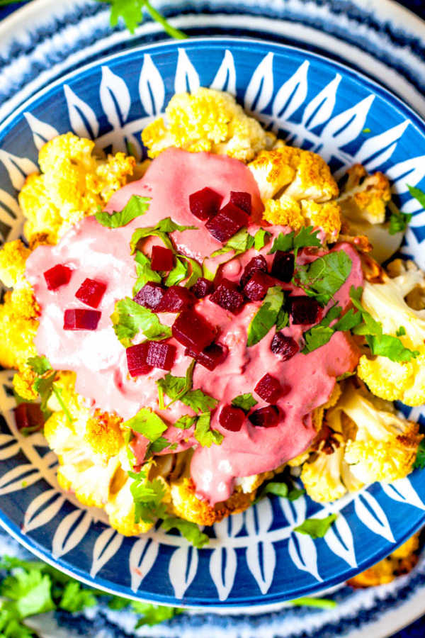 Im Ofen gebackener Blumenkohl mit Pretty Pink Tahina Sauce | GourmetGuerilla.de