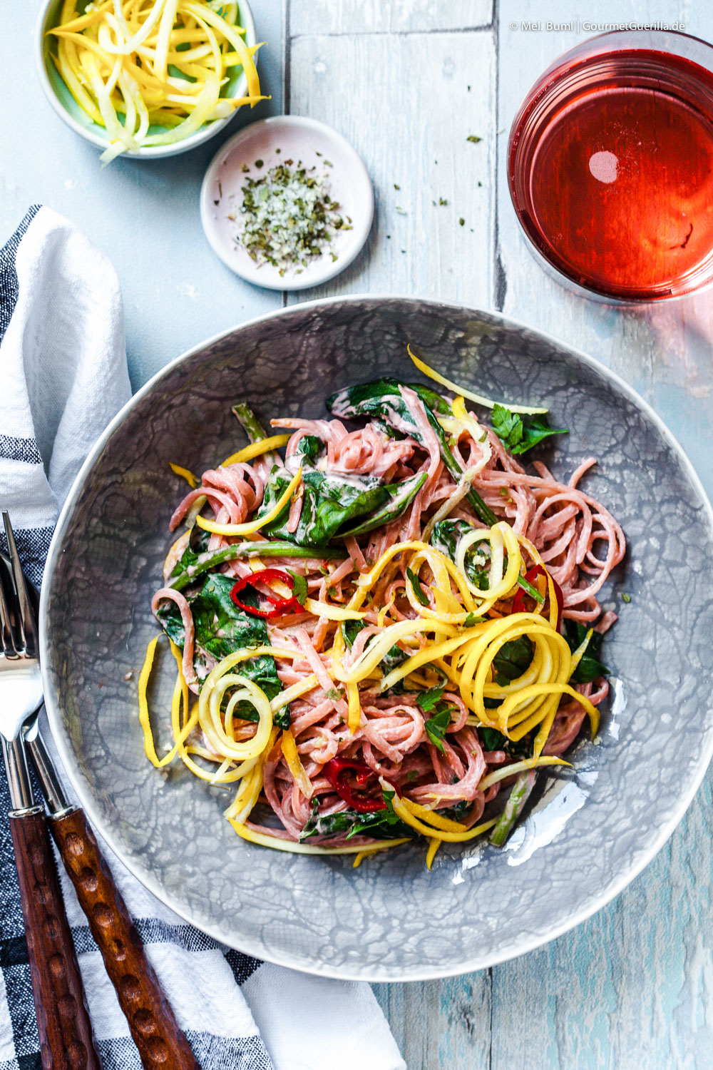 {One Pot} Cremige Pretty Pink Tahina Pasta mit Spinat und Zucchini | GourmetGuerilla.de