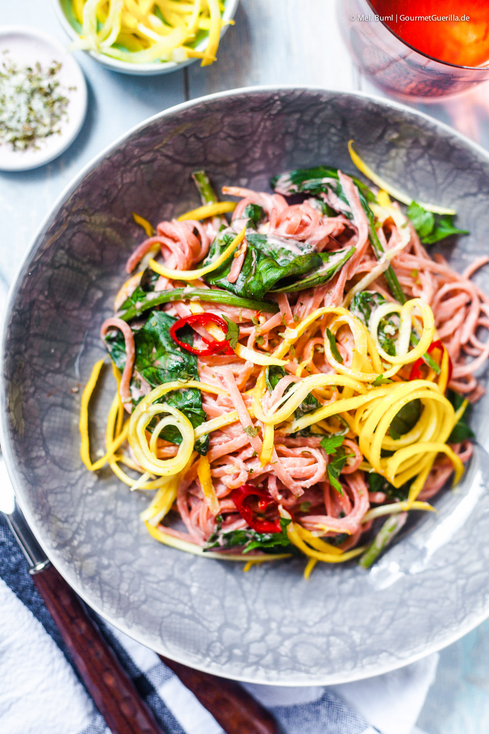 {One Pot} Cremige Pretty Pink Tahina Pasta mit Spinat und Zucchini | GourmetGuerilla.de