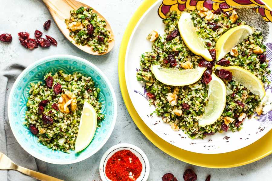 Grüner Tabbouleh-Salat mit Bulgur, Cranberries und Walnüssen | GourmetGuerilla.de