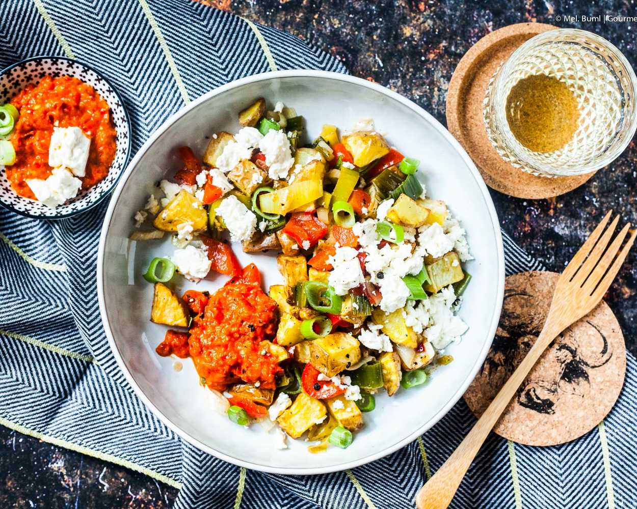 Gebackener Kartoffelsalat mit Feta und Aiwar – fix aus dem Airfryer | GourmetGuerilla.de