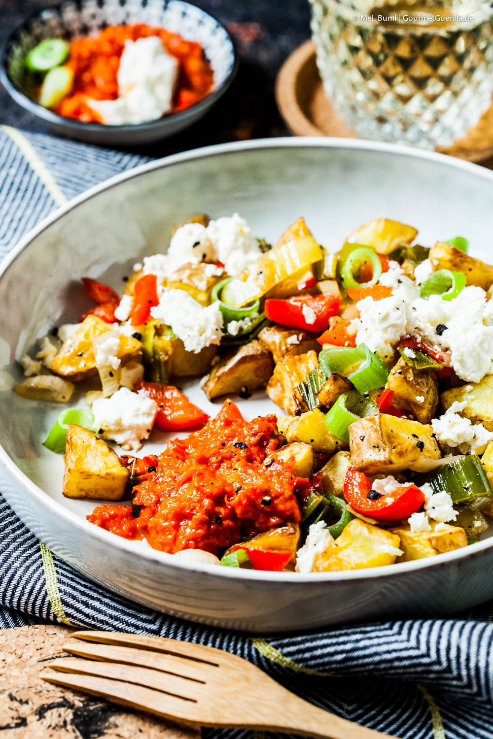 Gebackener Kartoffelsalat mit Feta und Aiwar – fix aus dem Airfryer | GourmetGuerilla.de