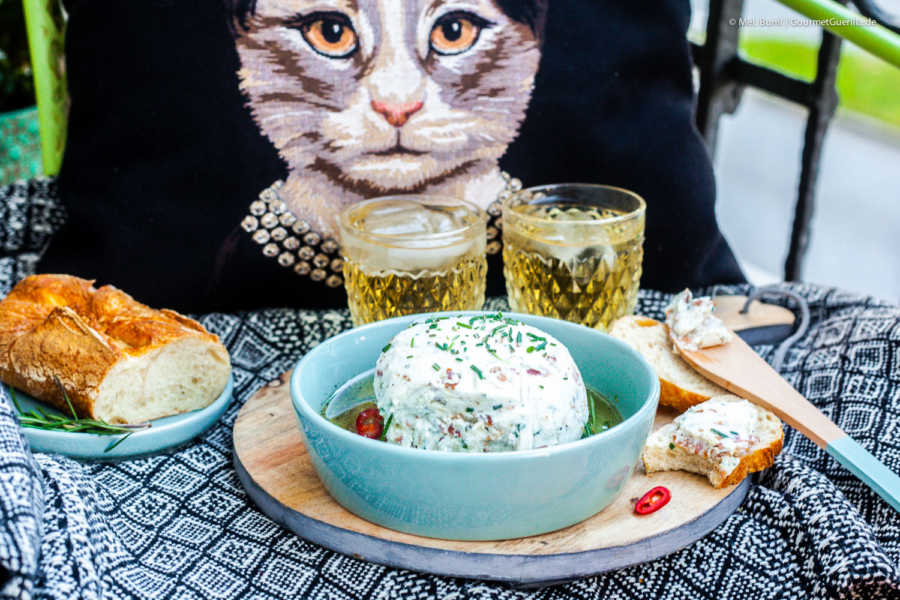 Kugel von Ziegenfrischkäse mit Rosmarin und Bacon in Cider-Vinaigrette | GourmetGuerilla.de