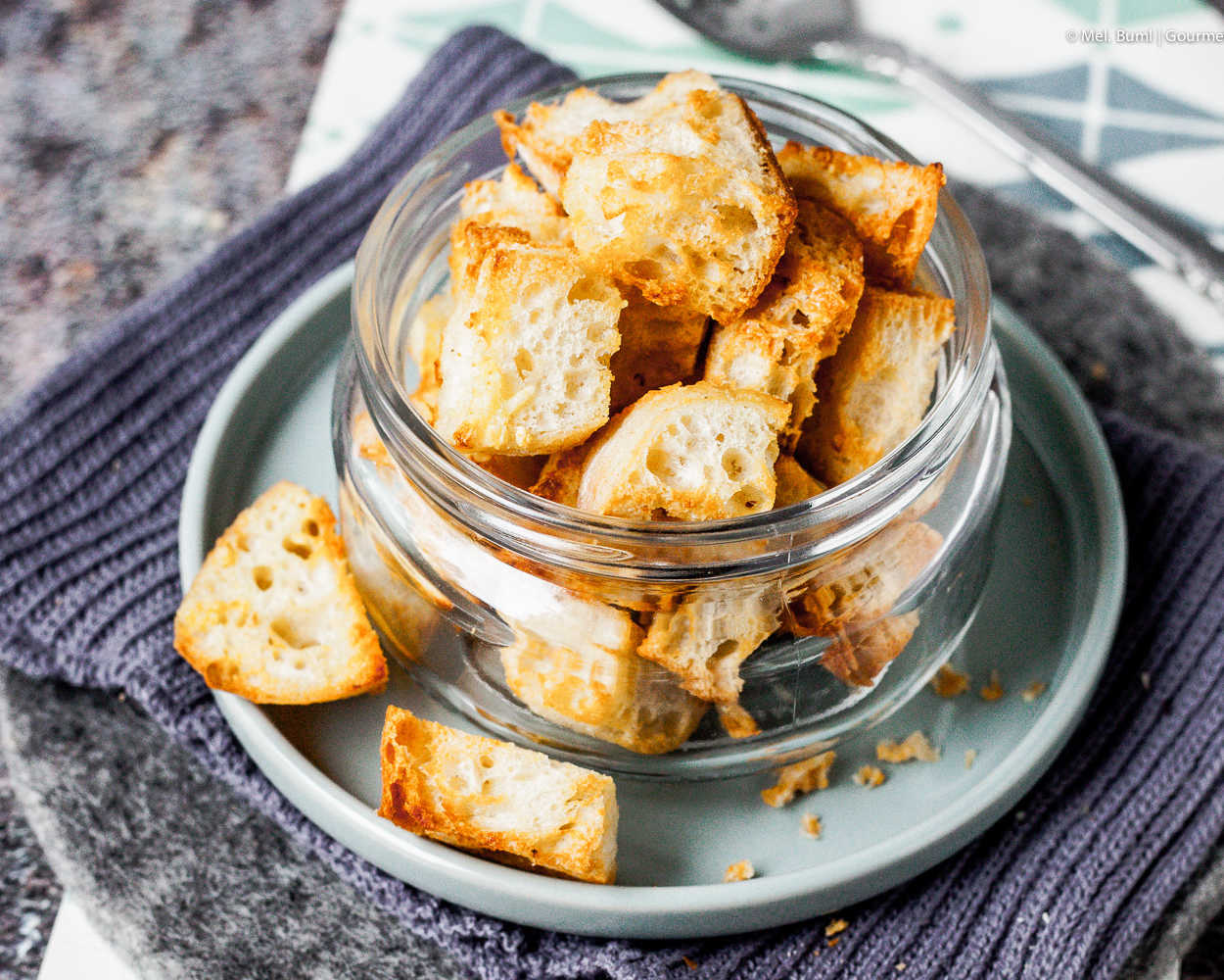 Selbtgemachte 5-Minuten Knoblauch-Croutons aus dem Airfryer - fettarm und schnell fertig | GourmetGuerilla.de