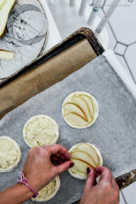 Making Kleine Käse-Birnen-Quiche mit schnellem Birnen-Kardamom-Sorbet | GourmetGuerilla.de