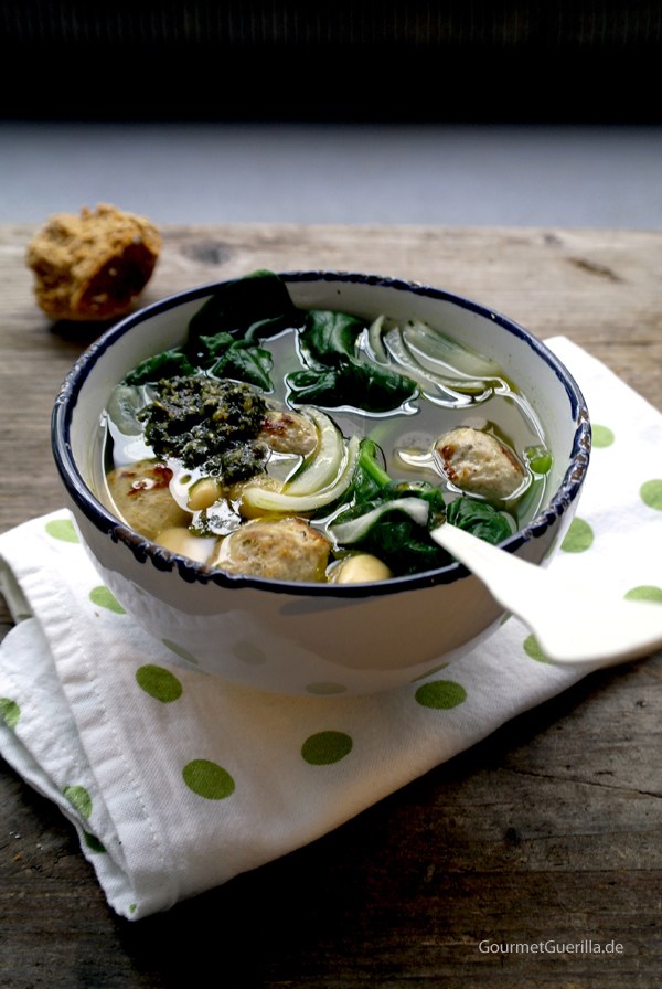 Suppe mit Bratwurstklößchen Spinat Bohnen | GourmetGuerilla.de