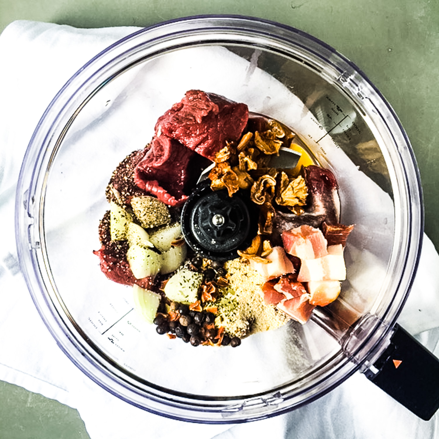 Wildschwein-Bulette mit Kartoffel-Kürbis-Stampf und Preiselbeeren | GourmetGuerilla.de