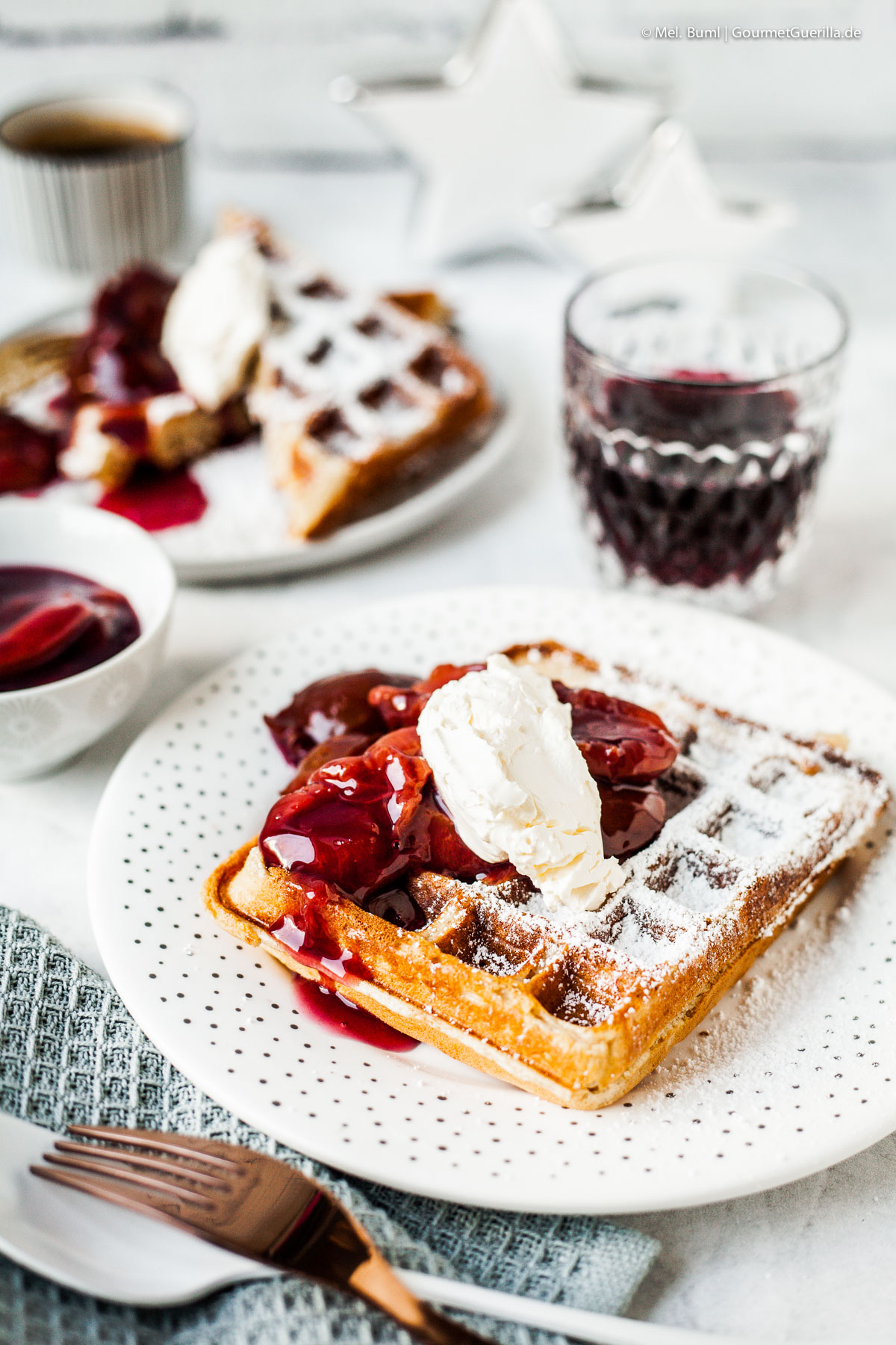 Christstollen-Waffeln mit Glühwein-Pflaumen und Mascarpone | GourmetGuerilla.de