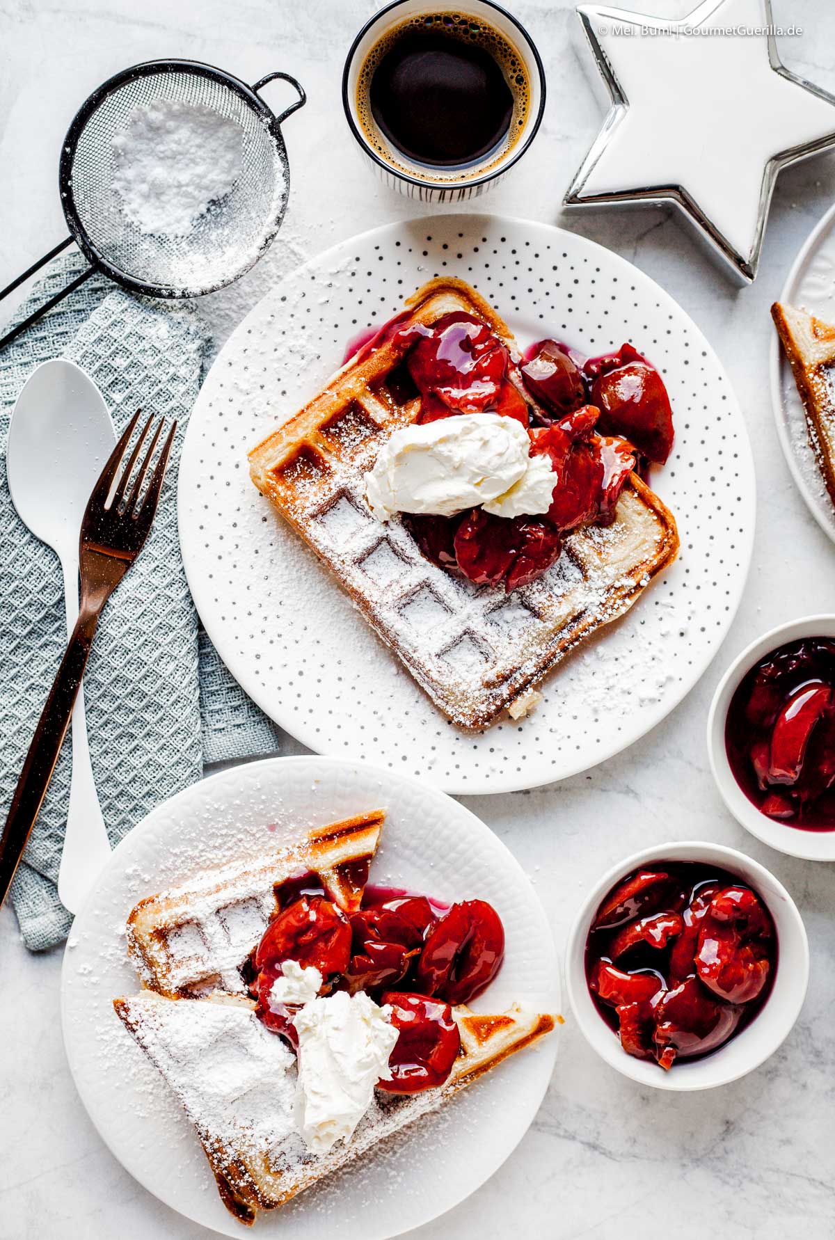 Christstollen-Waffeln mit Glühwein-Pflaumen und Mascarpone | GourmetGuerilla.de