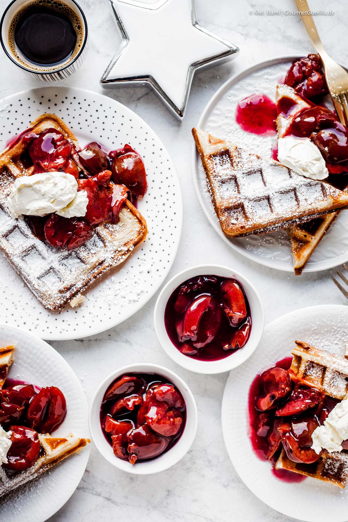 Christstollen-Waffeln mit Glühwein-Pflaumen und Mascarpone | GourmetGuerilla.de