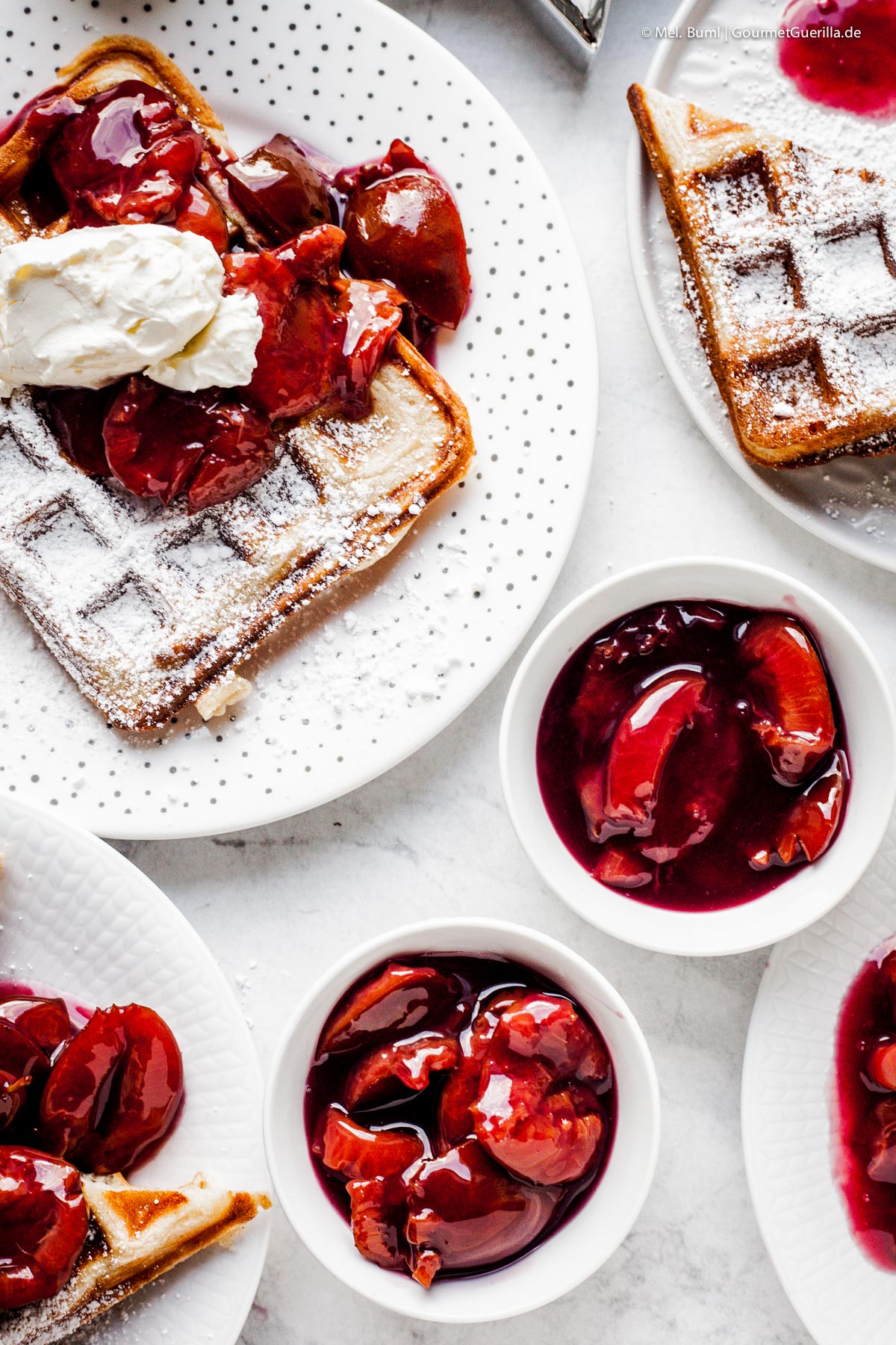 Christstollen-Waffeln mit Glühwein-Pflaumen und Mascarpone | GourmetGuerilla.de