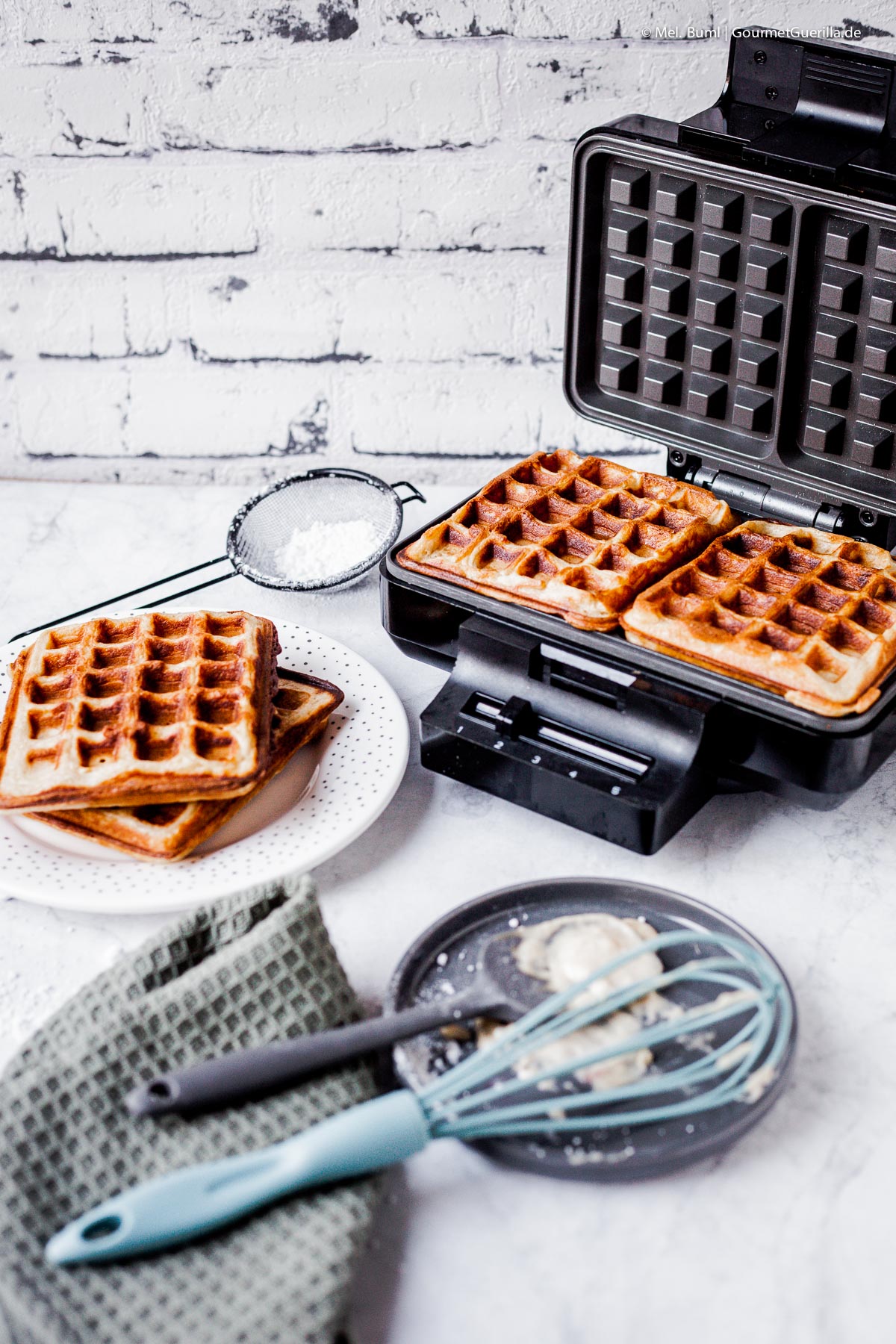 Christstollen-Waffeln mit Glühwein-Pflaumen und Mascarpone | GourmetGuerilla.de