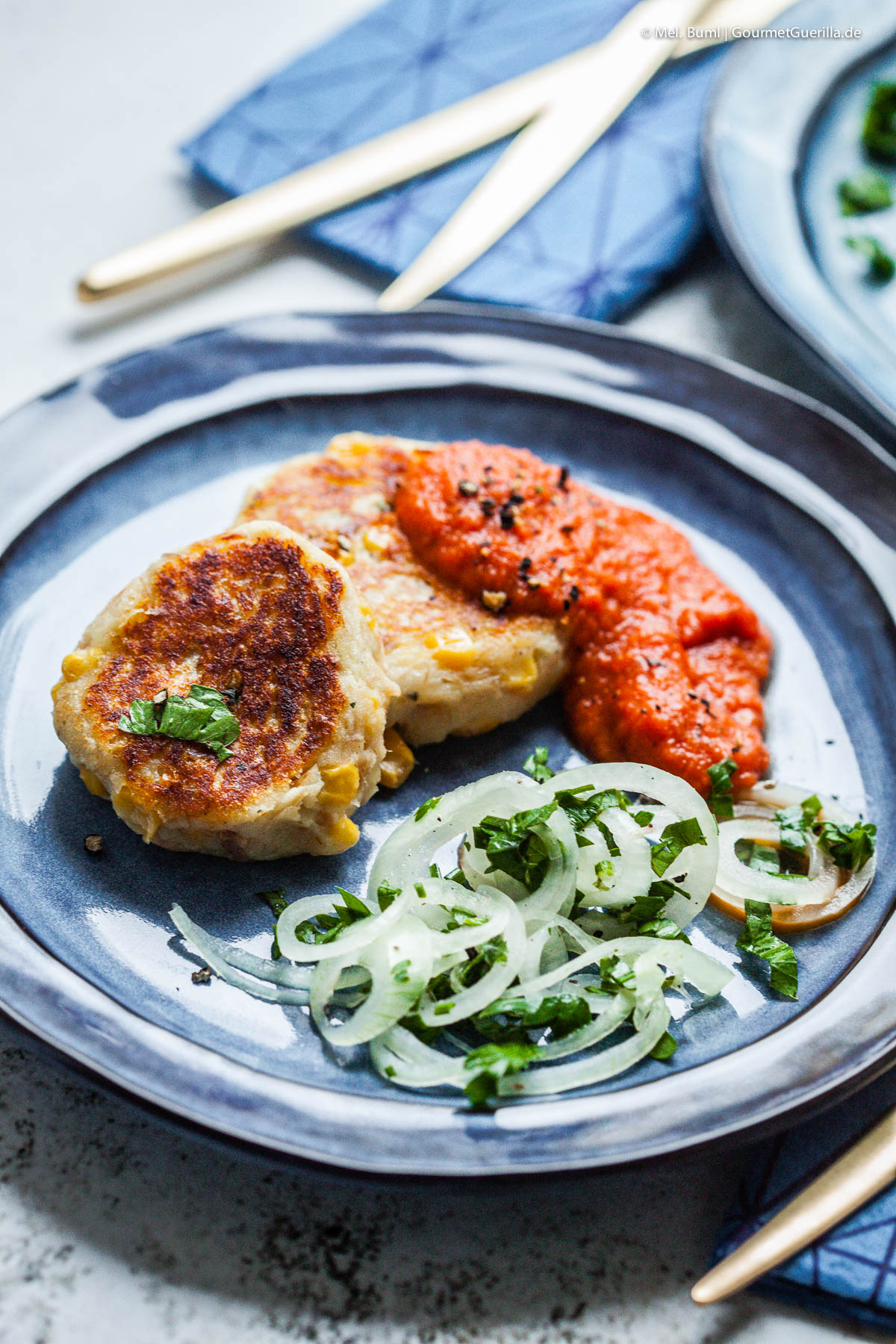 Kartoffel-Thunfisch-Küchlein mit Tomatensoße und Zwiebelsalat | GourmetGuerilla.de