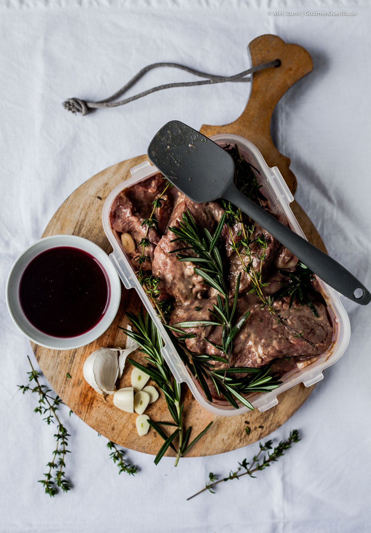 Rotwein-Kräuter-Rind mit Kartoffel-Sellerie-Knoblauch-Butter-Püree | GourmetGuerilla.de