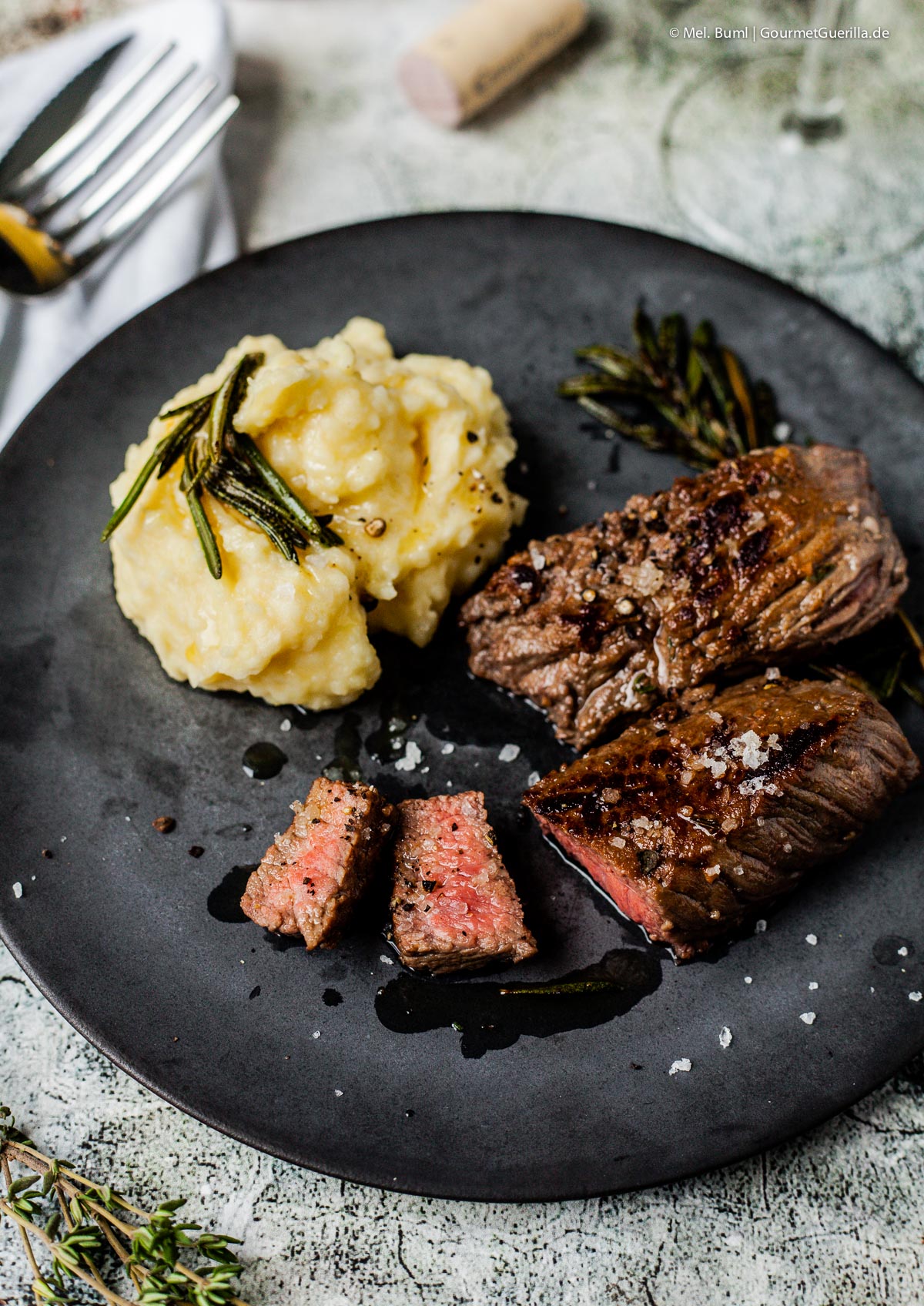 Rotwein-Kräuter-Rind mit Kartoffel-Sellerie-Knoblauch-Butter-Püree | GourmetGuerilla.de