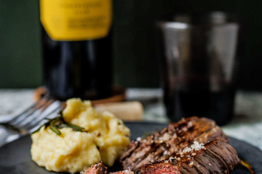 Rotwein-Kräuter-Rind mit Kartoffel-Sellerie-Knoblauch-Butter-Püree | GourmetGuerilla.de