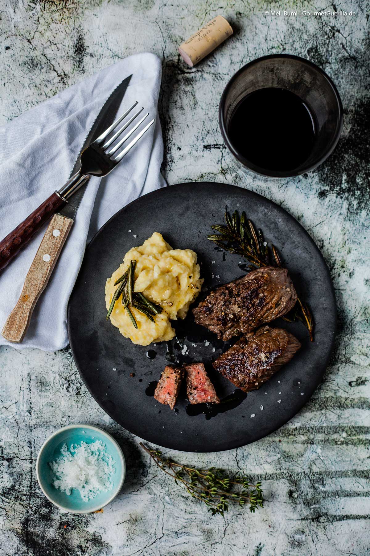 Rotwein-Kräuter-Rind mit Kartoffel-Sellerie-Knoblauch-Butter-Püree | GourmetGuerilla.de