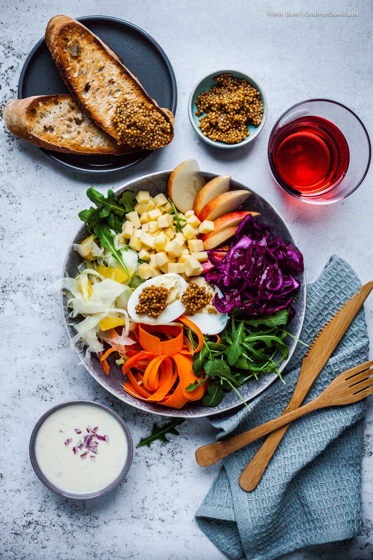 Winter-Salat-Bowl mit vegetarischem Senf-Kaviar und Knusperbrot. Ein ...