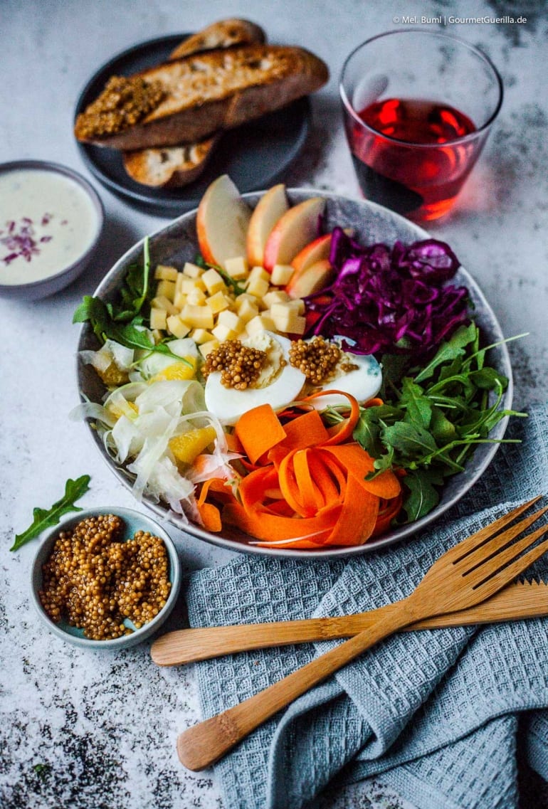 Winter-Salat-Bowl mit vegetarischem Senf-Kaviar und Knusperbrot. Ein ...