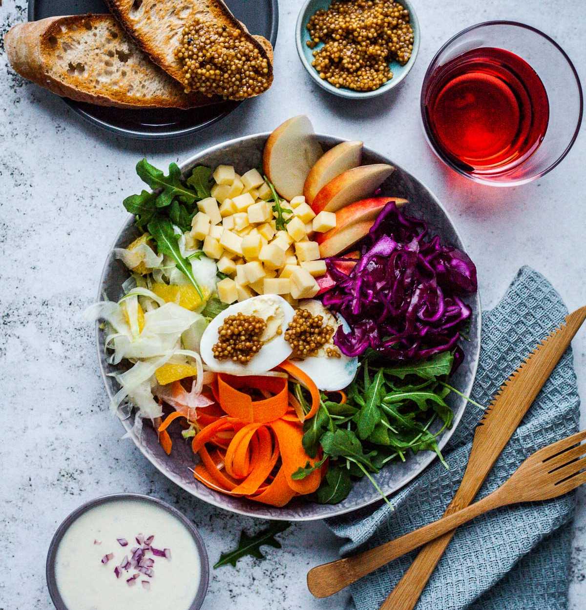 Winter-Salat-Bowl mit Senf-„Kaviar“ und Knusperbrot | GourmetGuerilla.de