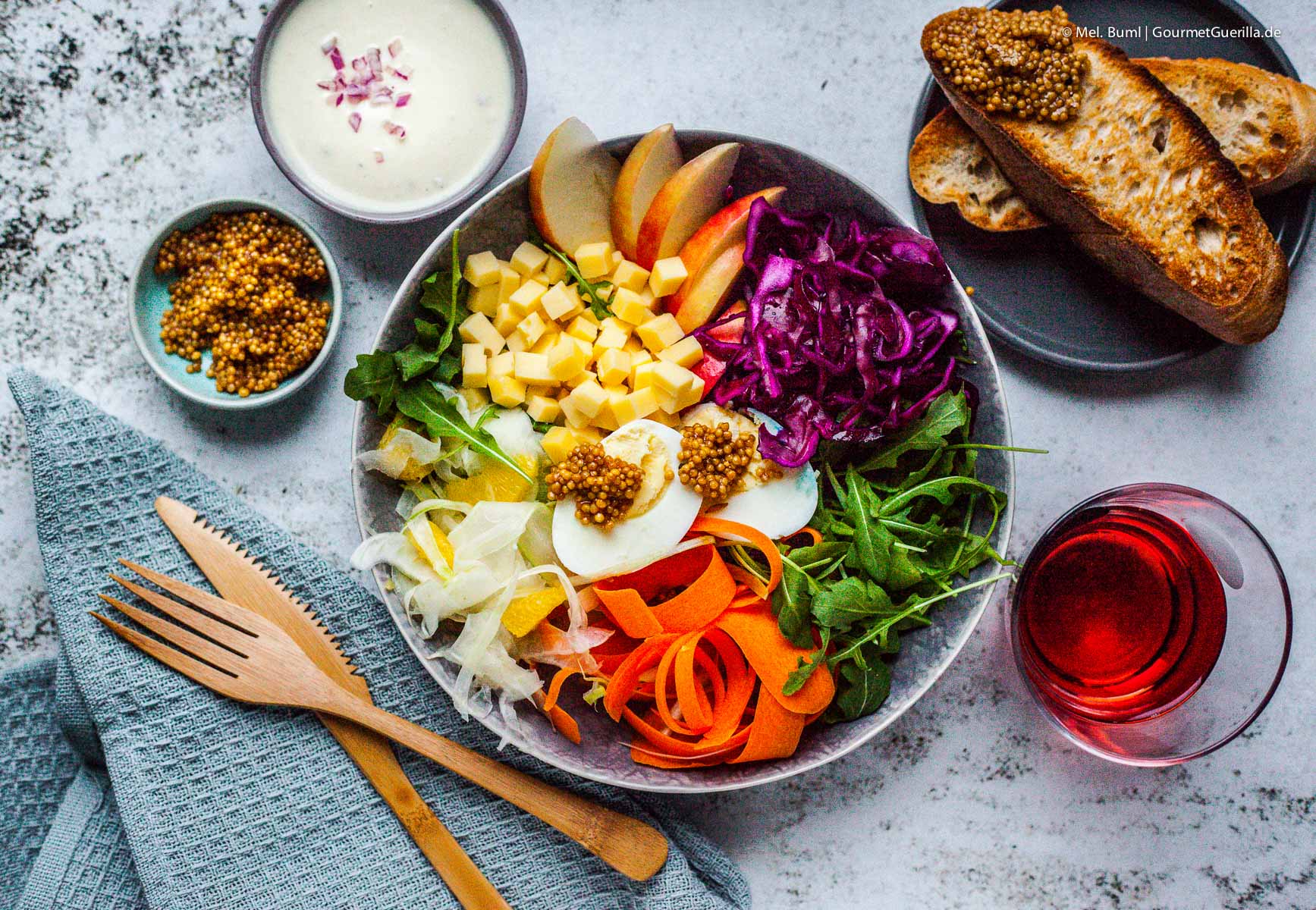 Winter- Salat- Bowl mit vegetarischem Senf- Kaviar und Knusperbrot