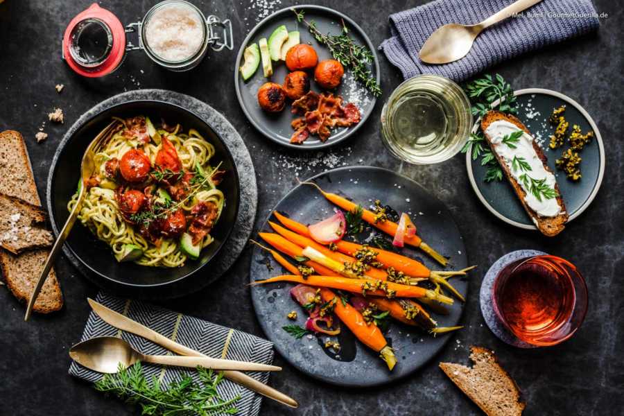 {Valentins-Dinner} Orangen-Moehren mit Pistazien-Thymian-Crunch und Avocado-Spaghetti mit gebackenen Tomaten und Baken-Flakes | GourmetGuerilla.de