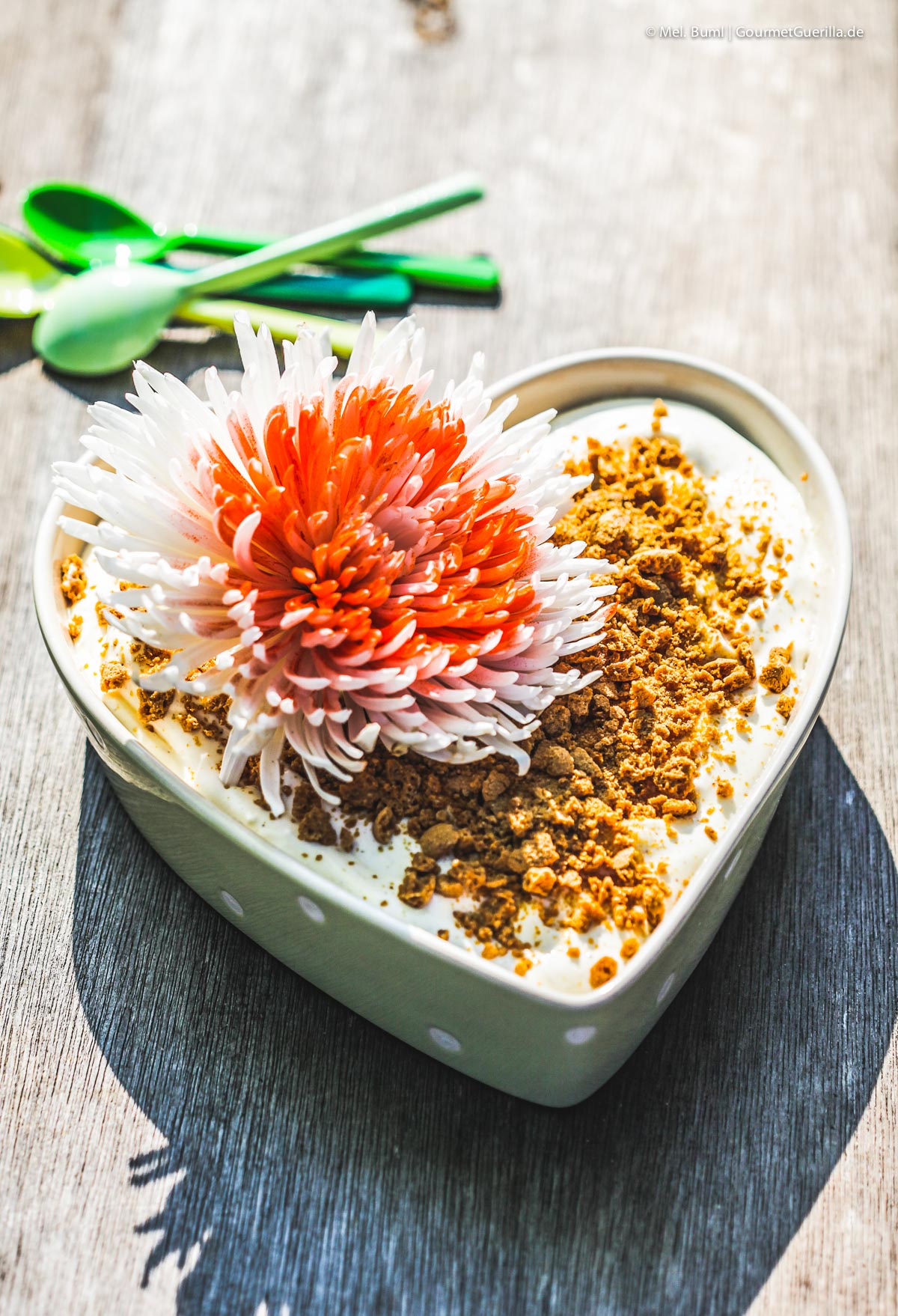 Rezept Idee zu Ostern: Gretas Rhabarber-Tiramisu mit Eierlikör und Amarettini | GourmetGuerilla.de