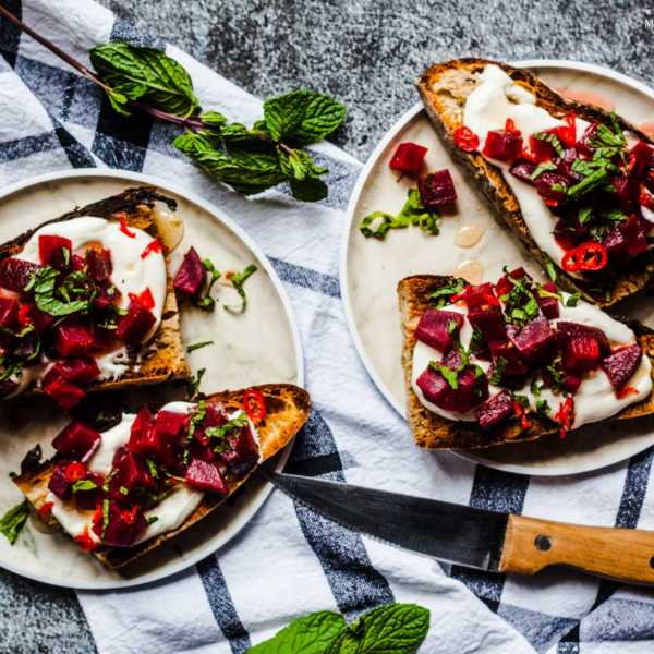 Röstbrot mit Orangen-Rote-Bete, Chili-Honig und Minze | GourmetGuerilla.de