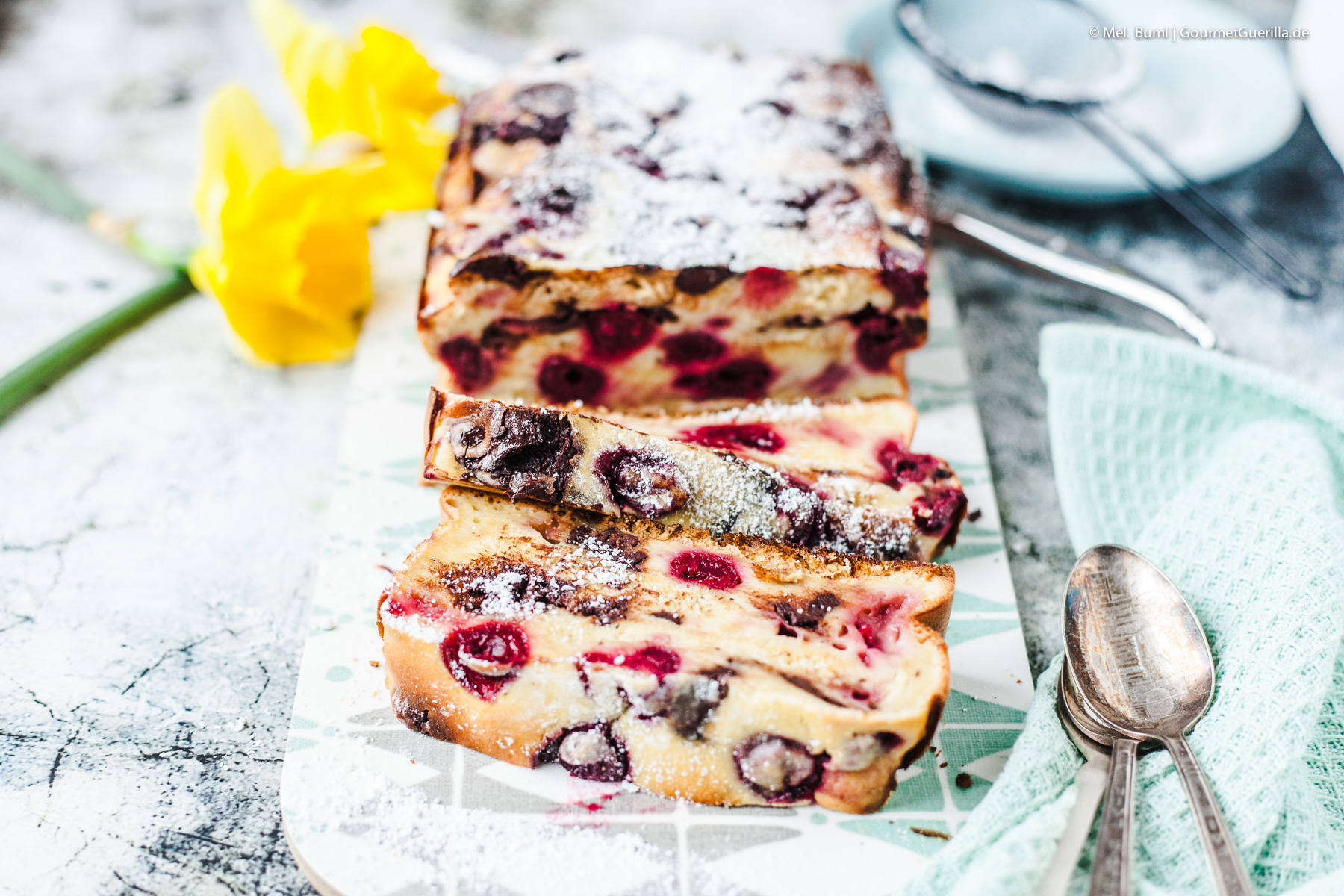 Saftiger Arme-Ritter-Kuchen mit Kirschen und Schokolade. Die leckerste ...