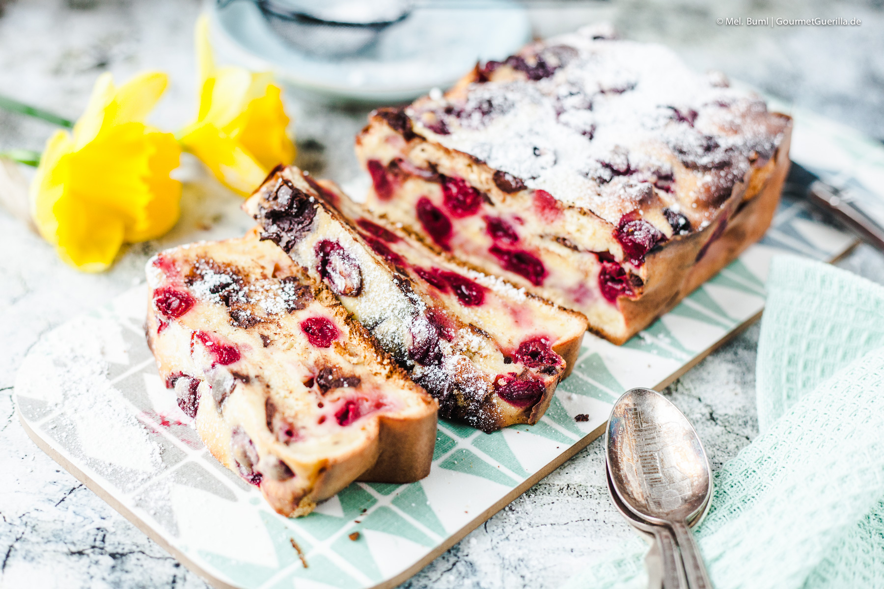 Saftiger Arme Ritter Kuchen Mit Kirschen Und Schokolade Die Leckerste Resteverwertung Fur Hefezopf Brioche Und Susse Brotchen Gourmetguerilla S Foxy Food
