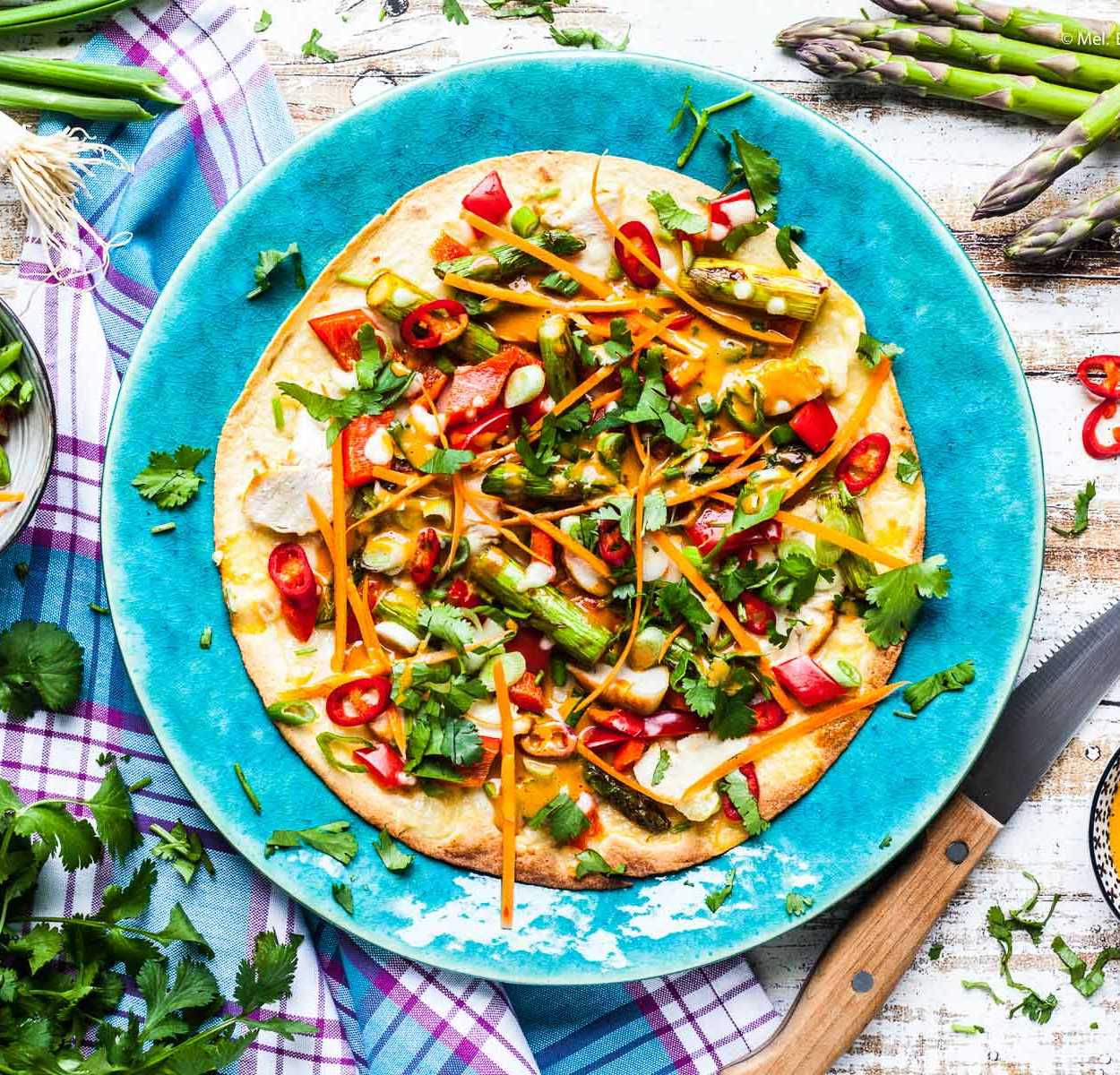 Fladenbrot-Pizza mit Hühnchen, grünem Spargel und pikanter Erdnusssoße – 500 kcal | GourmetGuerilla.de