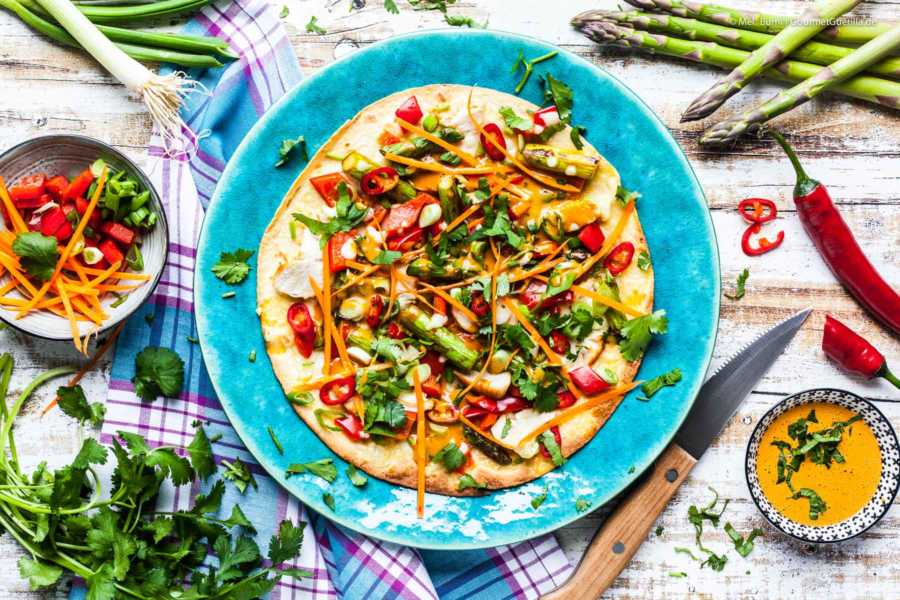Fladenbrot-Pizza mit Hühnchen, grünem Spargel und pikanter Erdnusssoße – 500 kcal | GourmetGuerilla.de