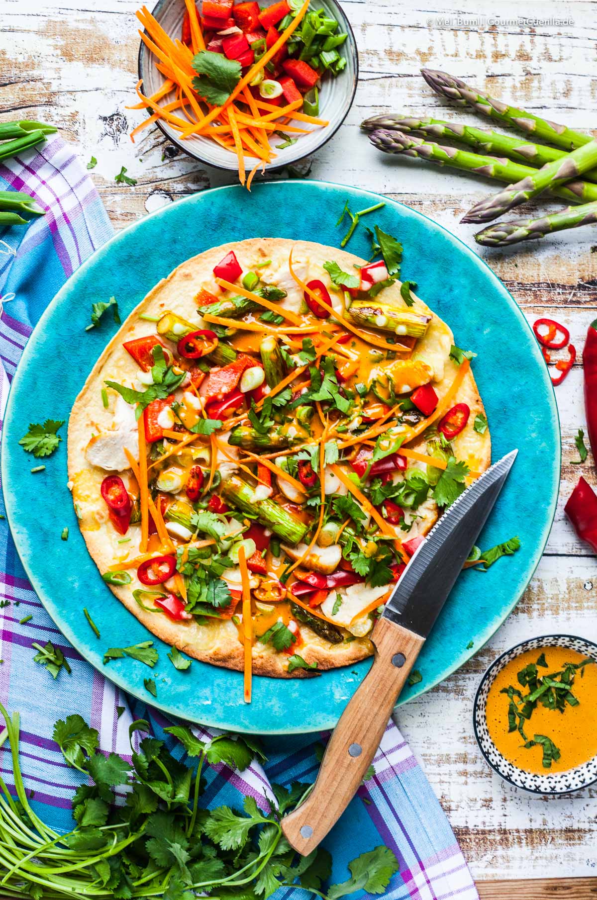 Fladenbrot-Pizza mit Hühnchen, grünem Spargel und pikanter Erdnusssoße – 500 kcal | GourmetGuerilla.de