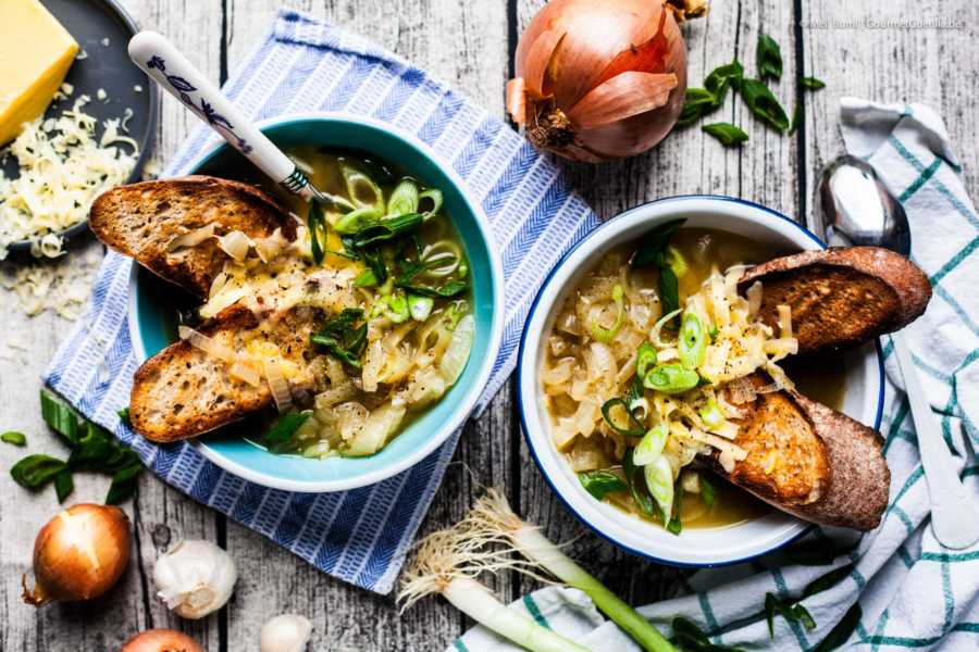 Franzöesische Zwiebelsuppe aus den Pariser Markthallen mit Brot und Käse | GourmetGuerilla.de