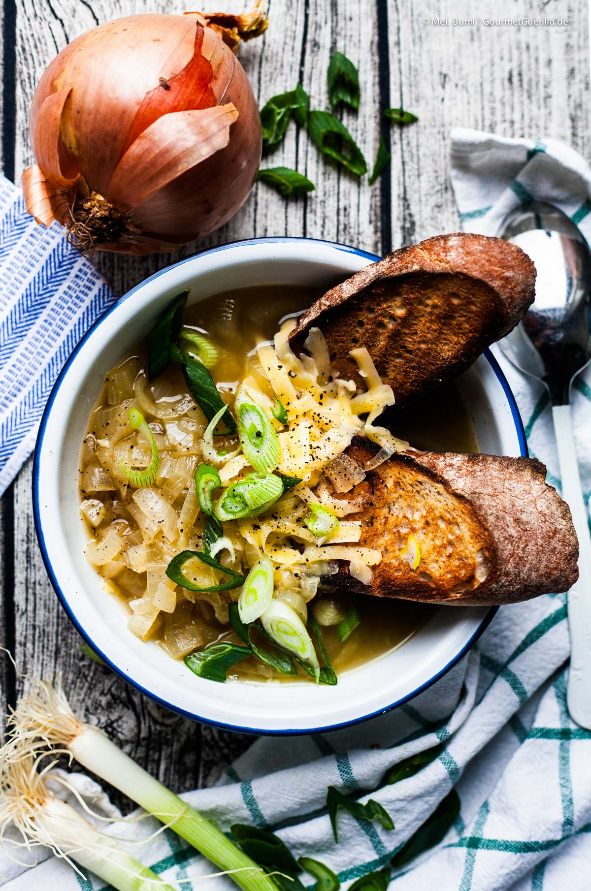 Franzöesische Zwiebelsuppe aus den Pariser Markthallen mit Brot und Käse | GourmetGuerilla.de