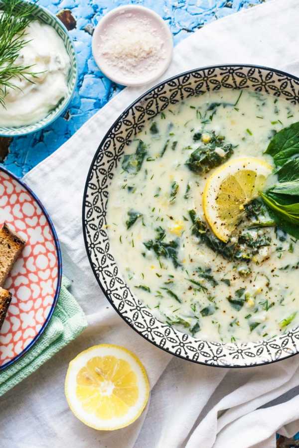 Griechische Avgolemono Suppe mit Spinat, Ei und Zitrone | GourmetGuerilla.de