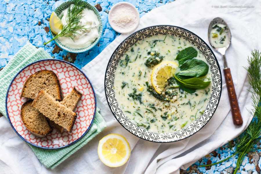 Griechische Avgolemono Suppe mit Spinat, Ei und Zitrone | GourmetGuerilla.de