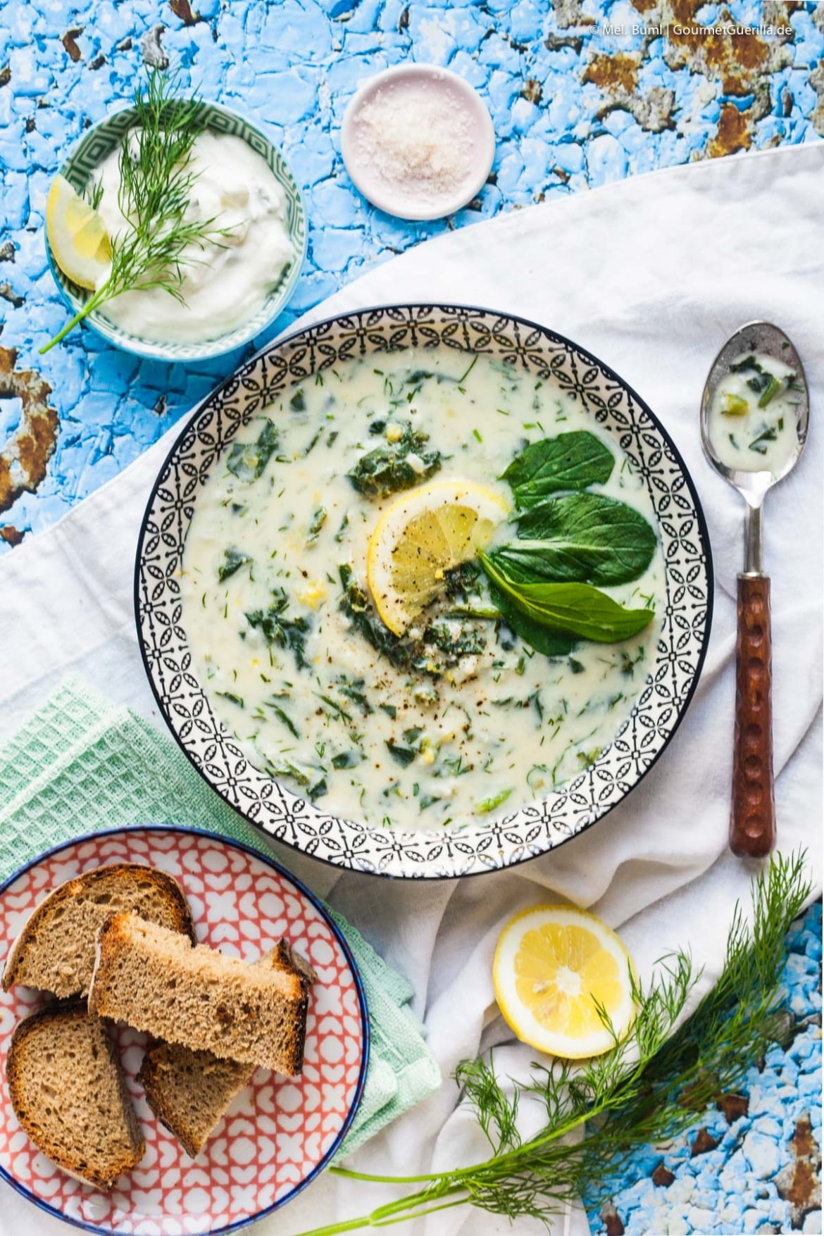 Griechische Avgolemono Suppe mit Spinat, Ei und Zitrone. Richtig gesund ...