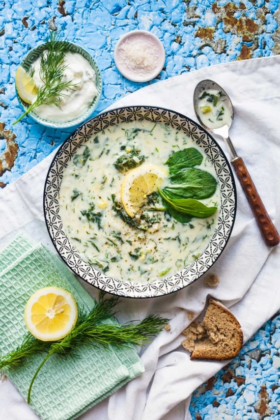 Griechische Avgolemono Suppe mit Spinat, Ei und Zitrone. Richtig gesund ...